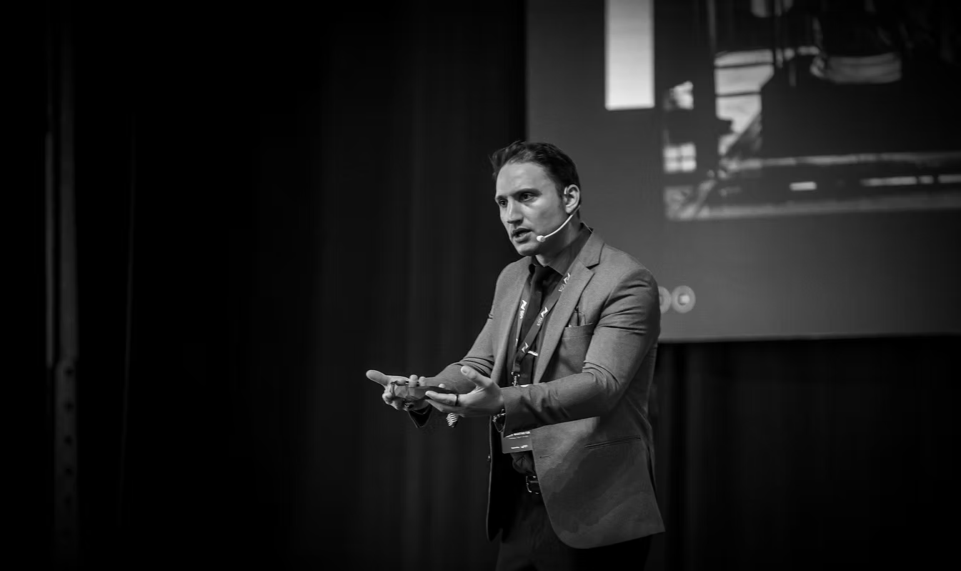 Public Speech Training: How UAE Professionals Can Transform Their Speaking Skills and Leadership Presence